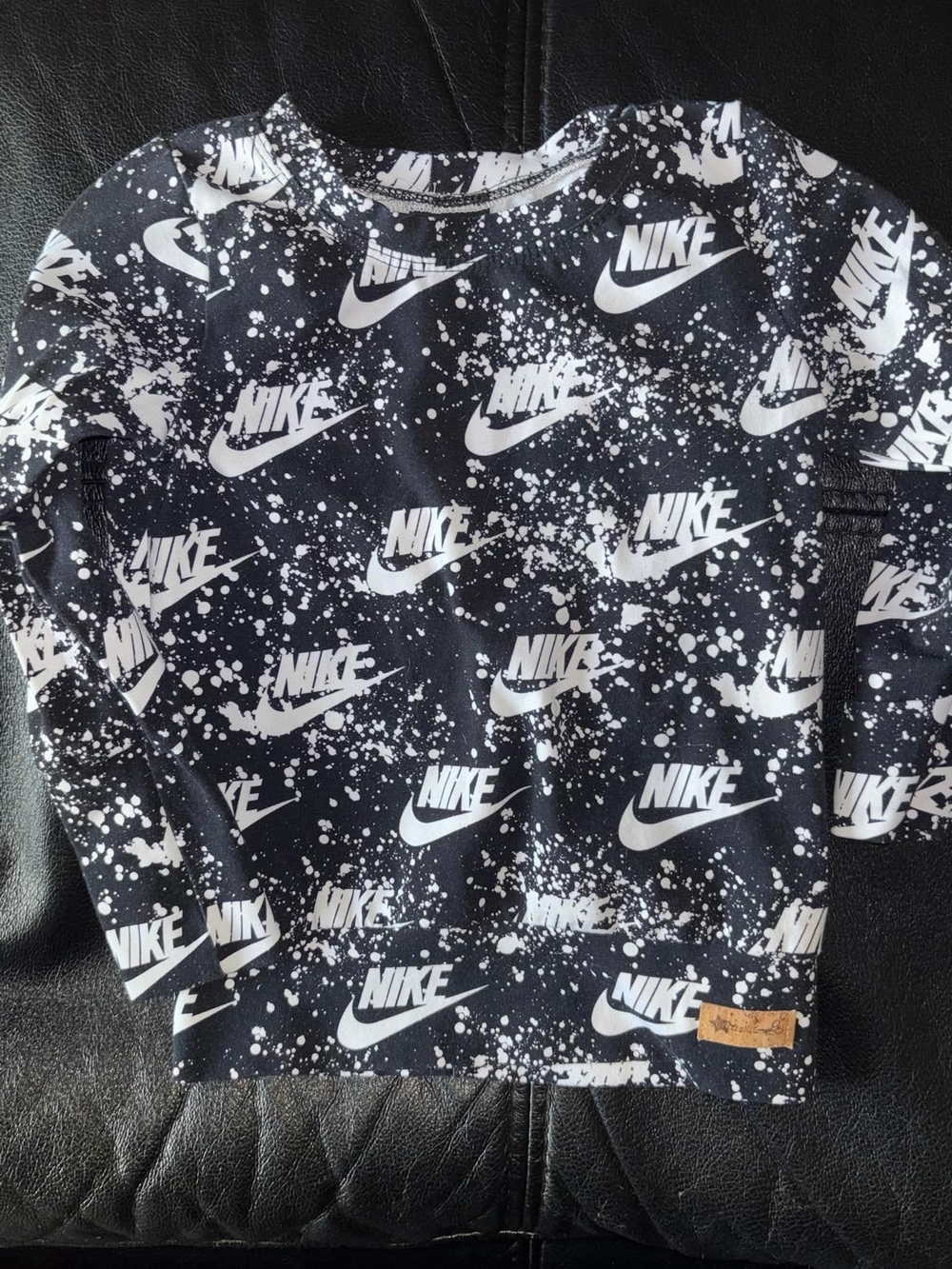 Nike Black & White Logo Splatter Long Sleeve Tee Gr.1-3ans Evolutif